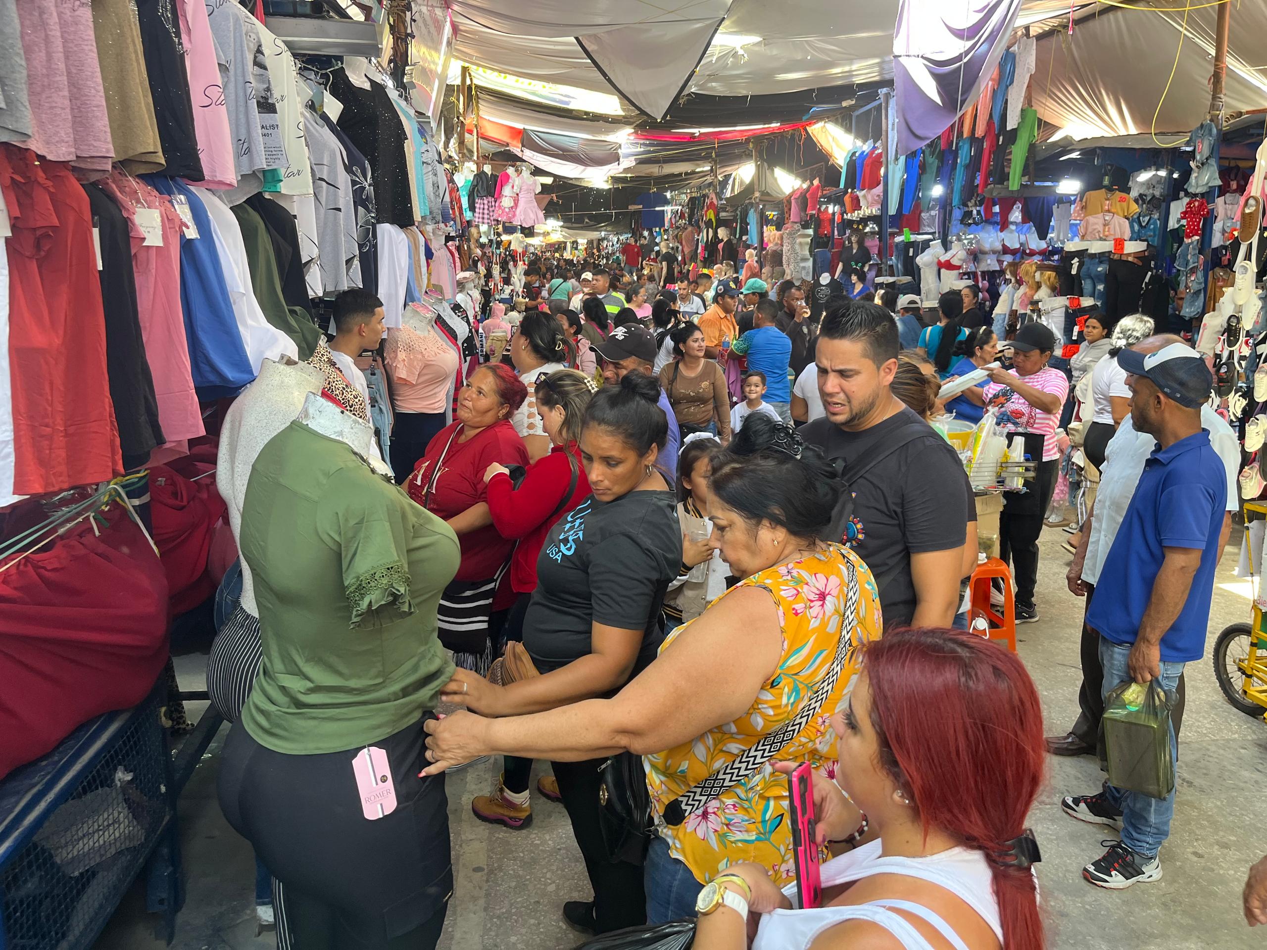 Maracaiberos abarrotaron el casco central de la ciudad en busca de ofertas para la 