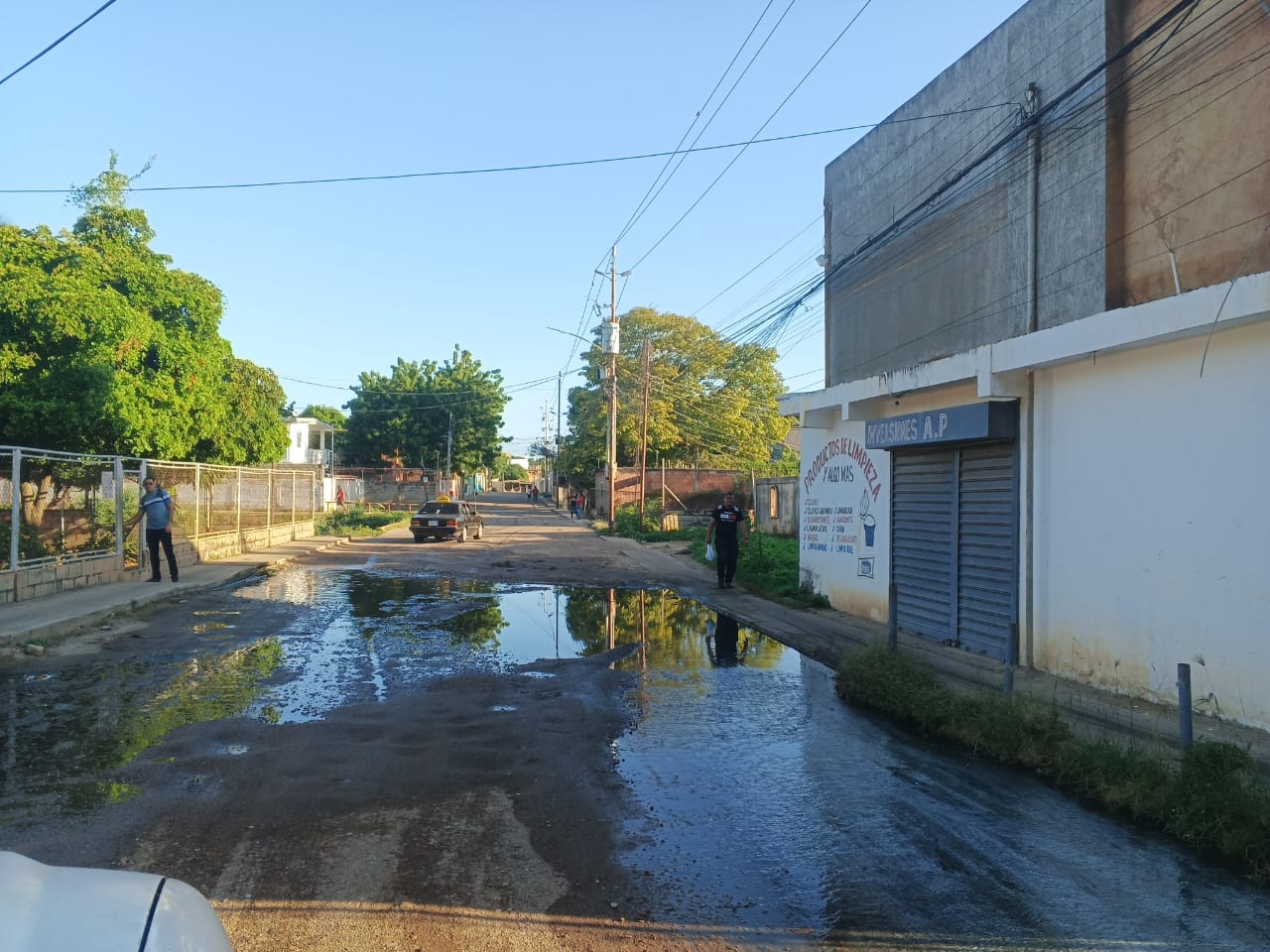 Basura, huecos y aguas negras, cerraron la calle 95 desde “la galletera “hasta La Colina y no hay transporte público en la zona