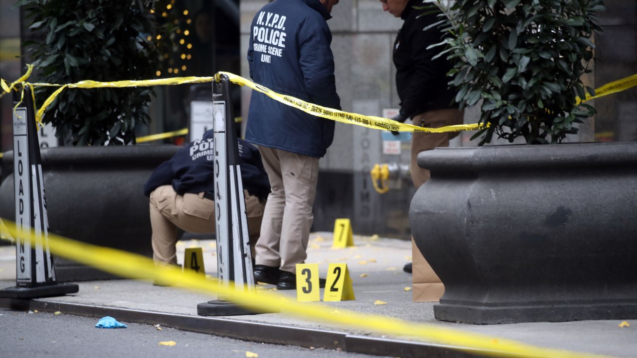 Matan a tiros al director ejecutivo de UnitedHealthcare en el centro de Manhattan