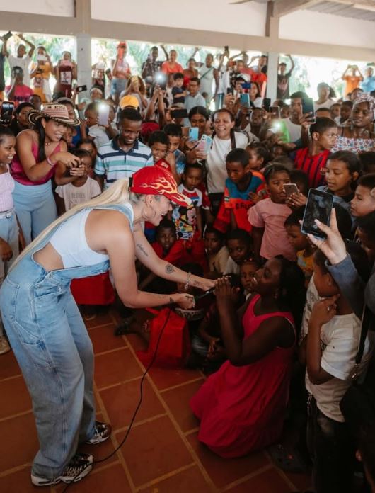 Karol G llevó regalos de Navidad a los niños de Colombia