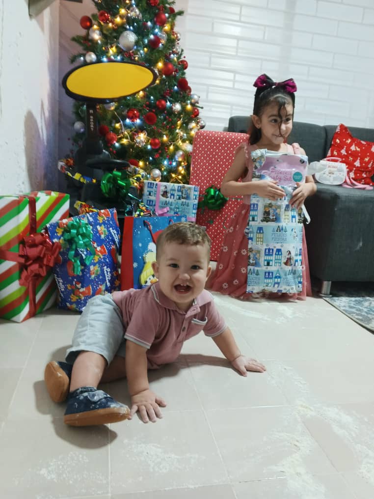 Niños esperaron con sus padres que el reloj marcara las 12 , para abrir los regalos que les trajo San Nicolás