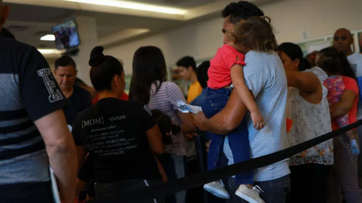 Reembolsan $ 580 por personas a migrantes que solicitaron Parole in Place