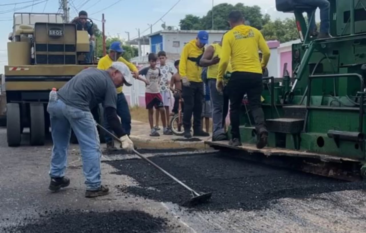 Continúa la recuperación del barrio 24 de Julio en San Francisco con trabajos de asfaltado