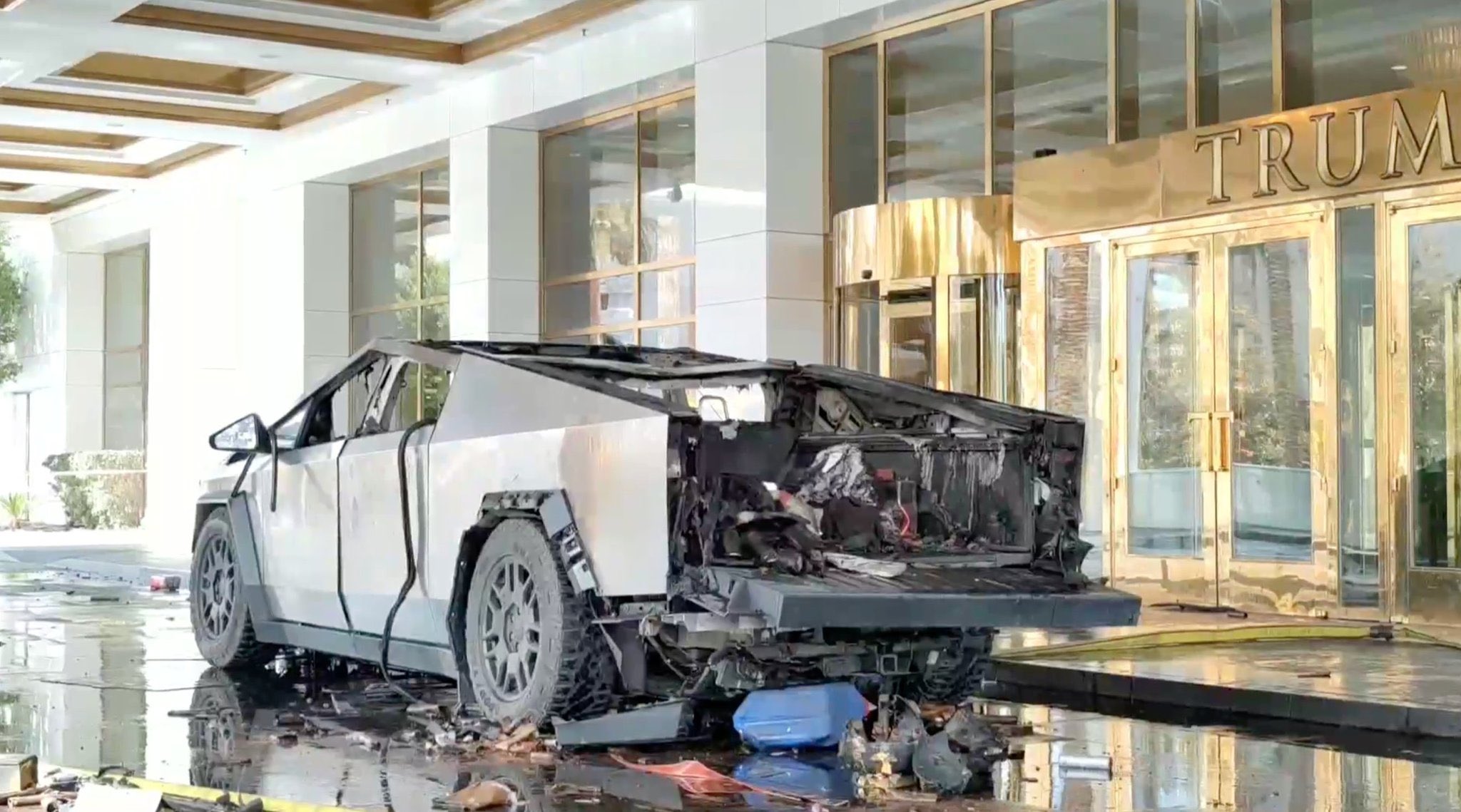 El hombre que murió calcinado en un Tesla frente al hotel Trump en Las Vegas era un soldado de élite en activo