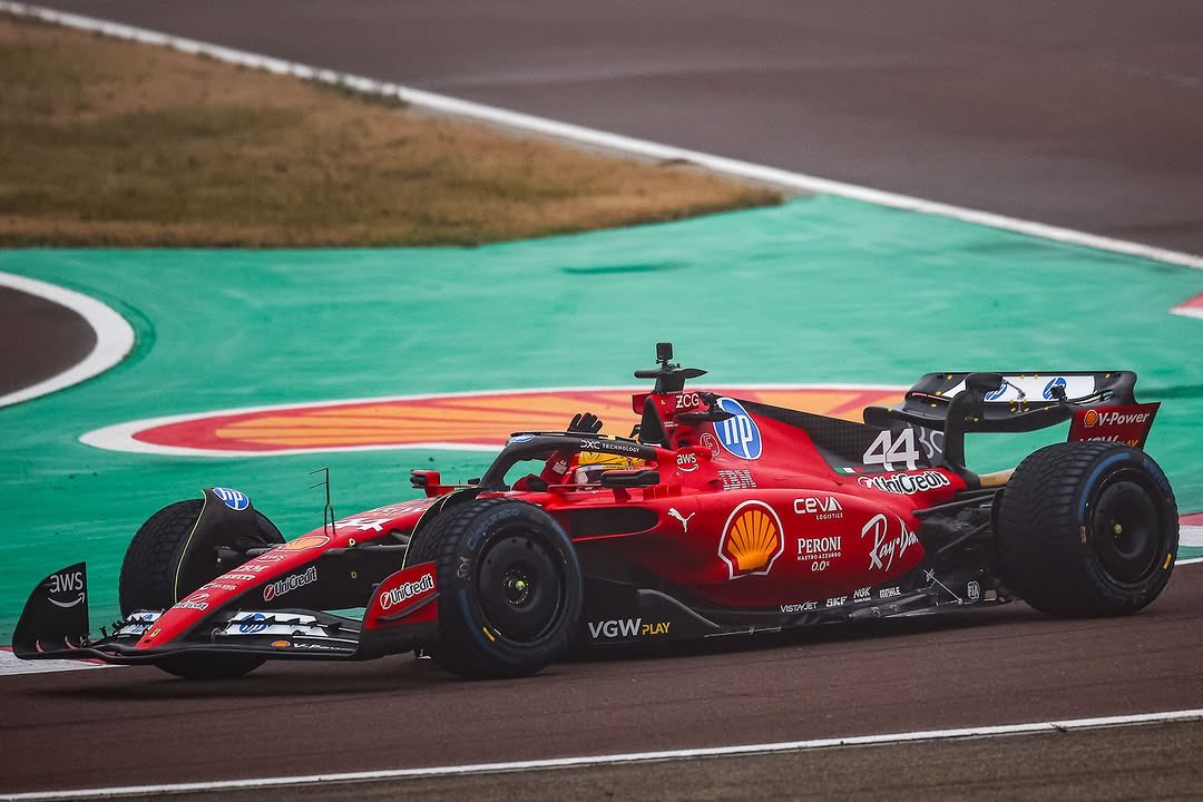 Lewis Hamilton maneja el Ferrari por primera vez