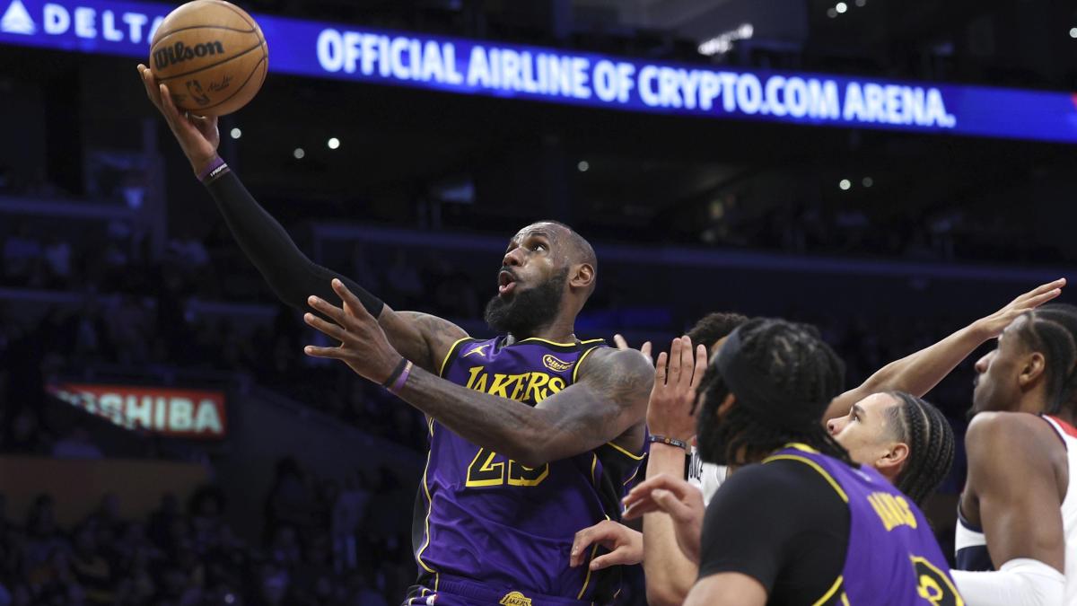 LeBron James es el segundo jugador que registra un triple-doble después de cumplir 40 años