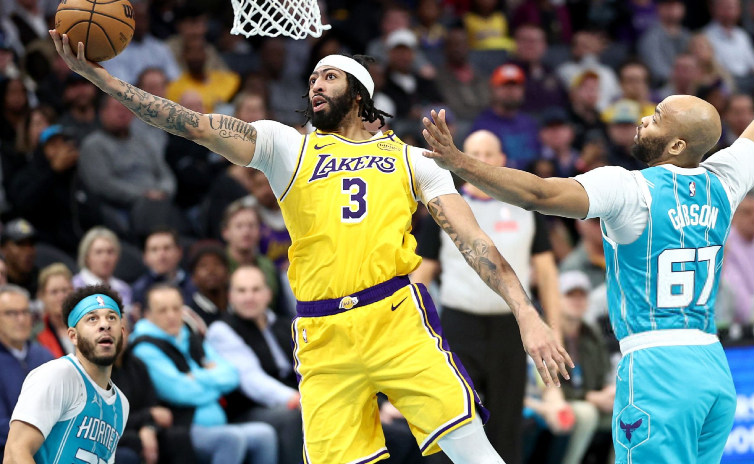 Anthony Davis lideró victoria de Lakers ante Hornets