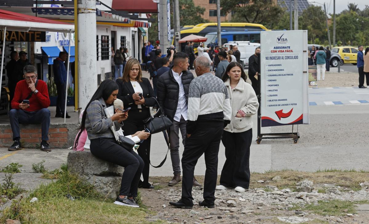 Colombianos y venezolanos van a la embajada de EEUU en busca de respuestas sobre visados