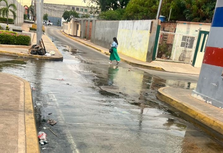 Bote de aguas negras en el Boulevard Santa Lucía tiene 40 días afectando a más de 50 familias