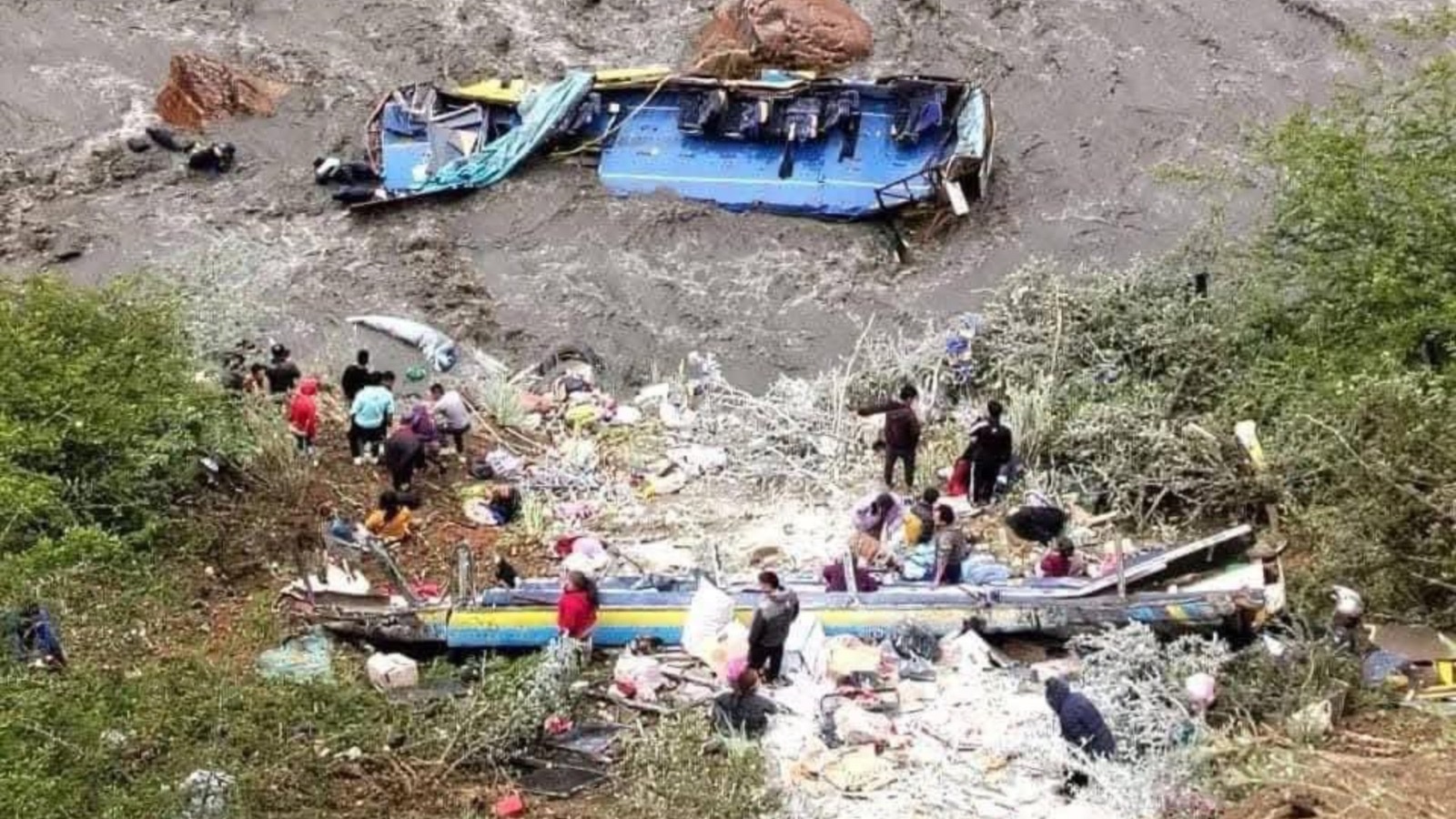 Al menos seis muertos y 6 desaparecidos tras caer bus en un río en Perú