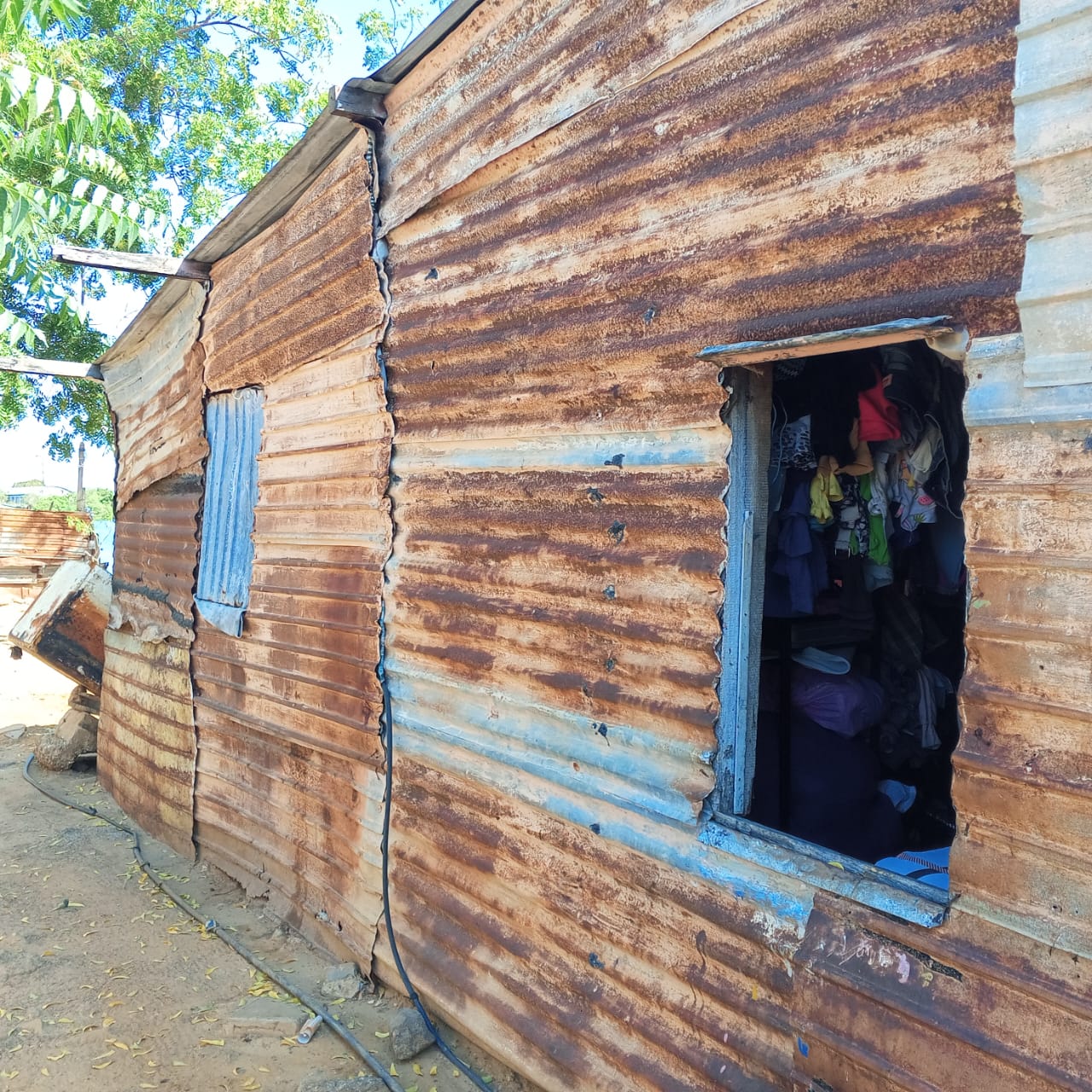 Solicitan ayuda para una madre que vive en condiciones deplorables junto a sus hijos y nieto en Cabimas