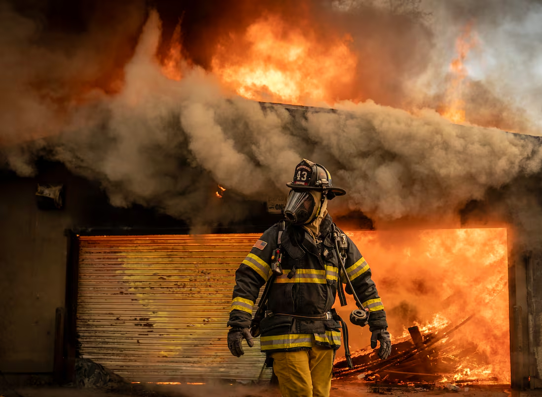 Ascienden a 11 las víctimas mortales por los incendios en Los Ángeles