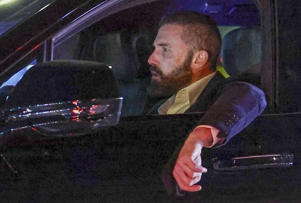 La desgarradora foto de Ben Affleck viendo cómo se quema su mansión en Los Ángeles