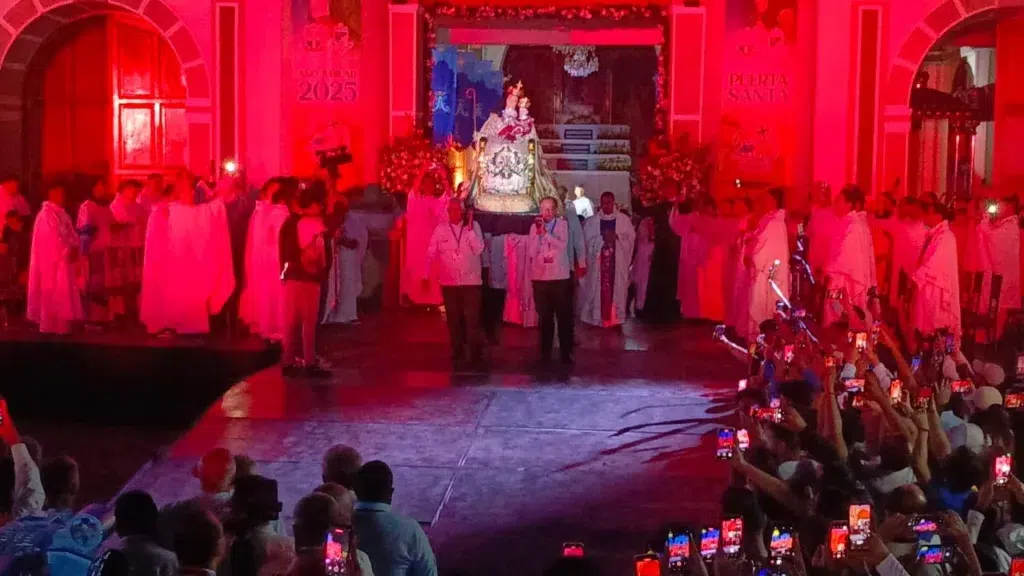 La Virgen de los larenses descendió de su altar este 5-Ene