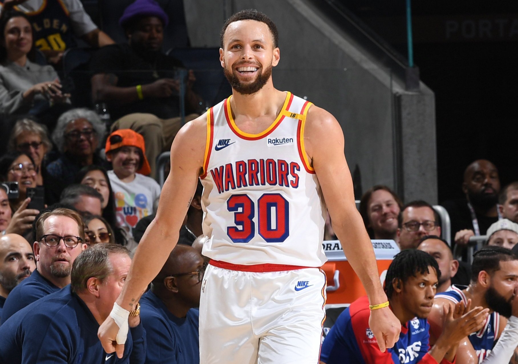 Steph Curry brilló con ocho triples en triunfo de Warriors