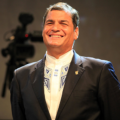 Rafael Correa sufrió una caída durante una entrevista en vivo