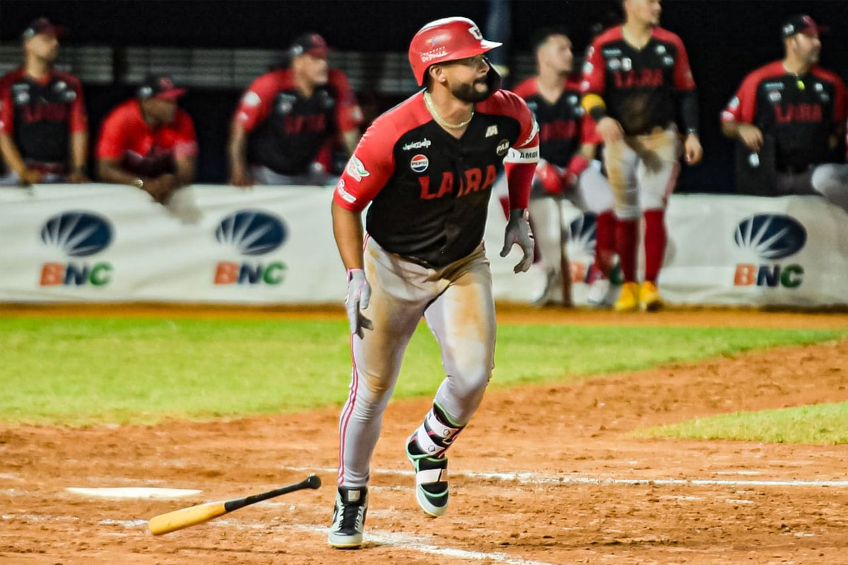 Cardenales aseguró el primer lugar tras vapulear a Águilas