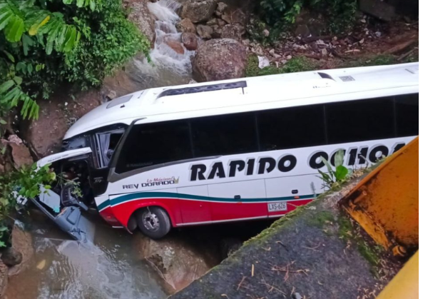 Otro brutal accidente de autobús deja tres muertos y más de 20 heridos en la autopista Medellín-Bogotá