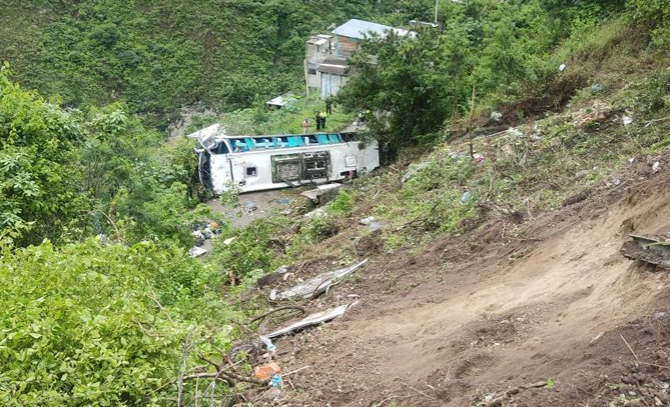 Autobús cae a un abismo y deja 13 muertos y 30 heridos en la vía Panamericana de Nariño, Colombia