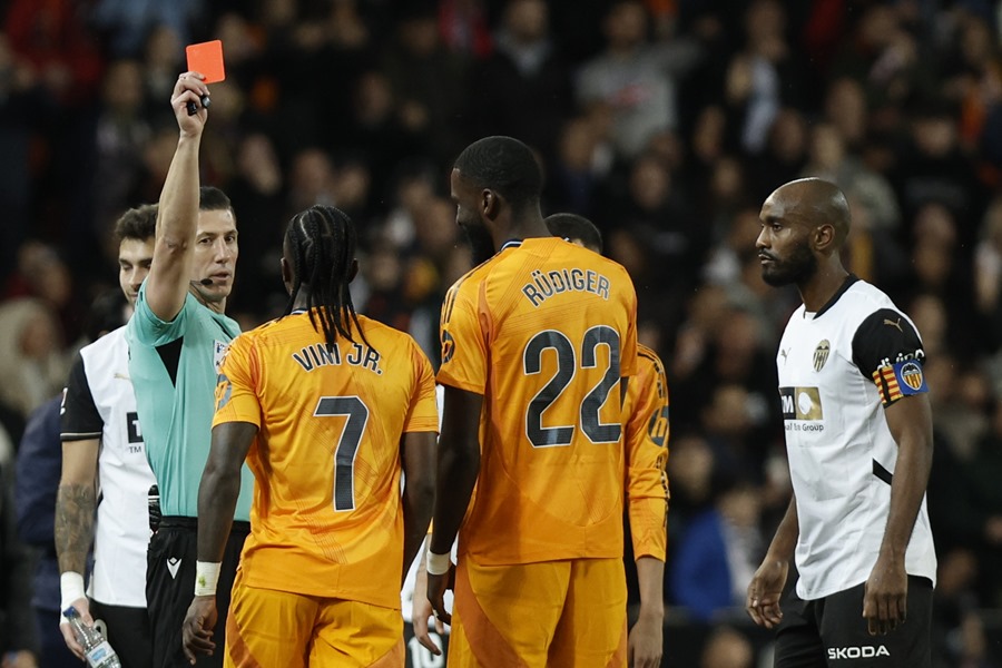 LaLiga denuncia cánticos violentos en el estadio de Mestalla contra el Real Madrid y Vinicius