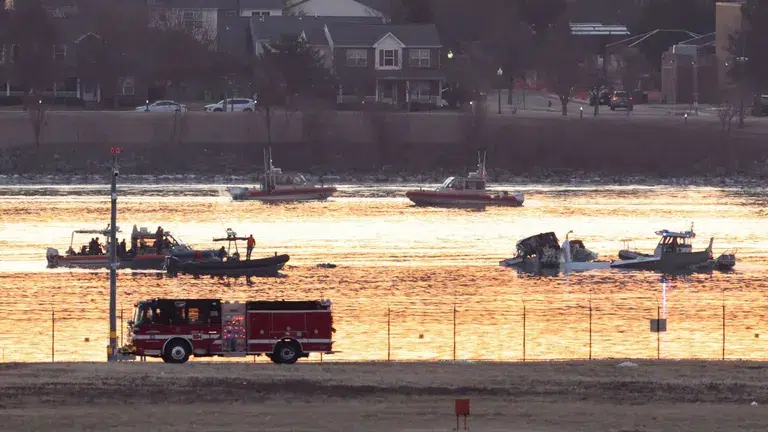 Autoridades descartan que haya sobrevivientes tras accidente aéreo en Washington: Han recuperado más de 20 cuerpos