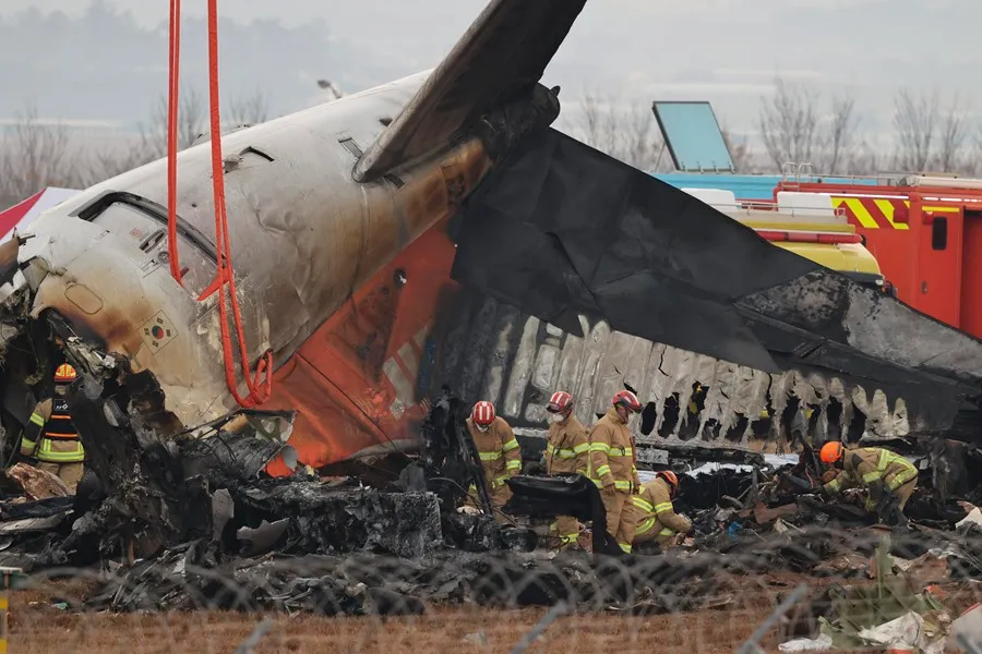 Cajas negras del avión que se estrelló en Corea del Sur dejaron de grabar antes del accidente