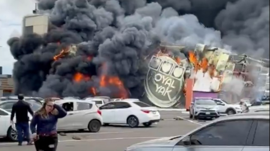 Incendio devora un casino y parque infantil en Sinaloa, México