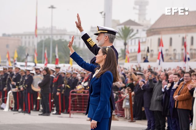 Así fue la emotiva despedida de los Reyes de España a la princesa Leonor quien embarcó en un buque escuela para su instrucción militar