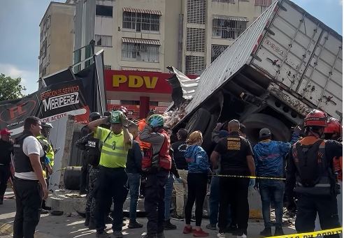 Cuatro muertos y tres heridos en un brutal accidente de tránsito en Caracas