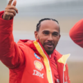 Lewis Hamilton expresó su alegría despues de conducir su Ferrari