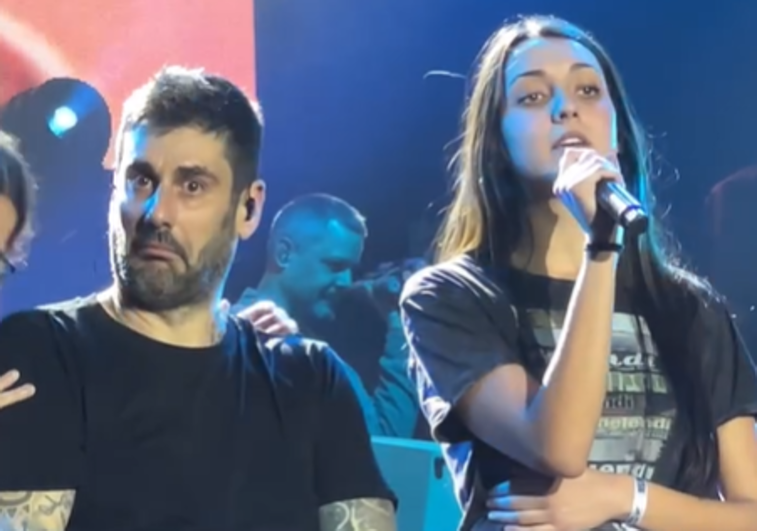 Melendi subió al escenario a una fan y quedó boquiabierto al escucharla cantar