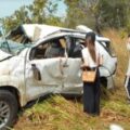 Perecen tres asiáticos al volcarse su camioneta en Bolívar