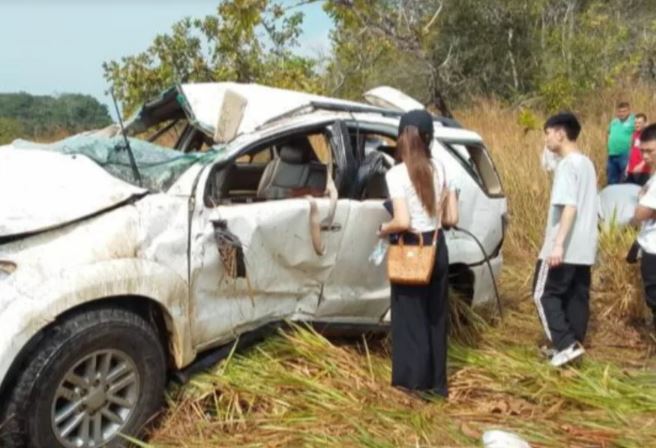 Perecen tres asiáticos al volcarse su camioneta en Bolívar