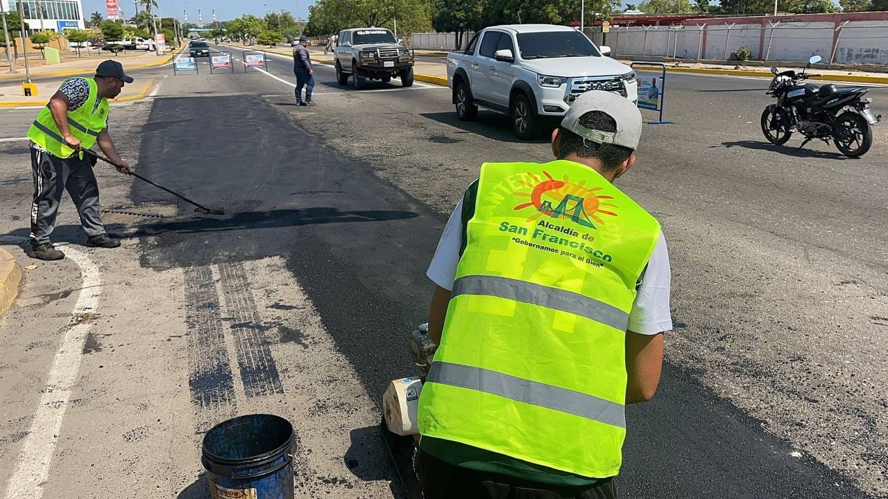 Alcaldía de San Francisco continúa mejoramiento de la vialidad con bacheo en la avenida 5