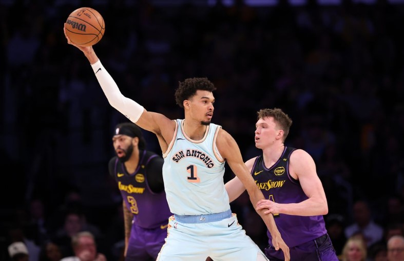 Spurs superó a Lakers en su regreso a las canchas