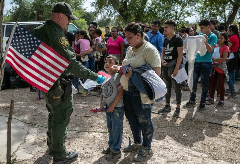 EEUU pausa las solicitudes de algunos migrantes, entre ellos venezolanos, acogidos por Biden