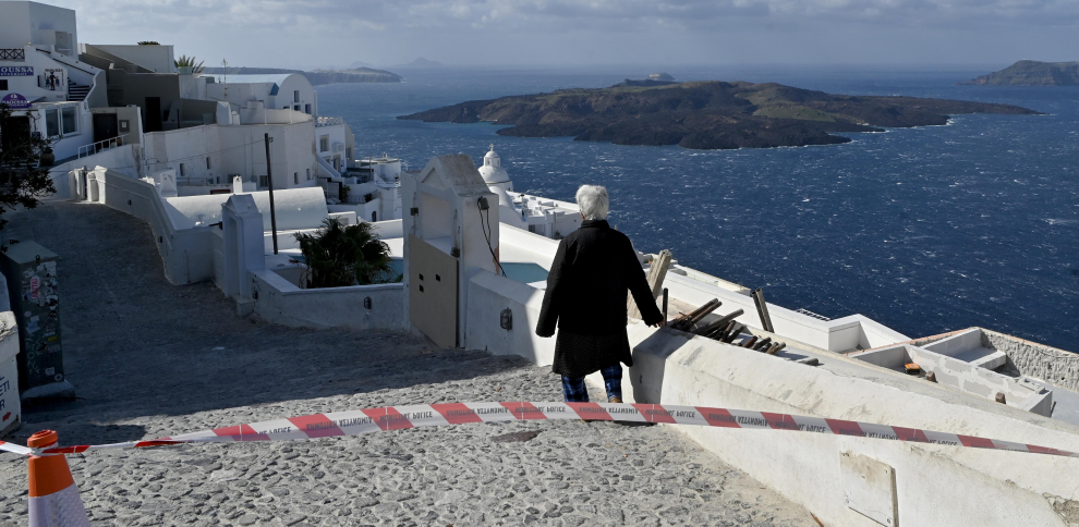 Dos nuevos terremotos sacudieron la isla griega de Santorini este domingo