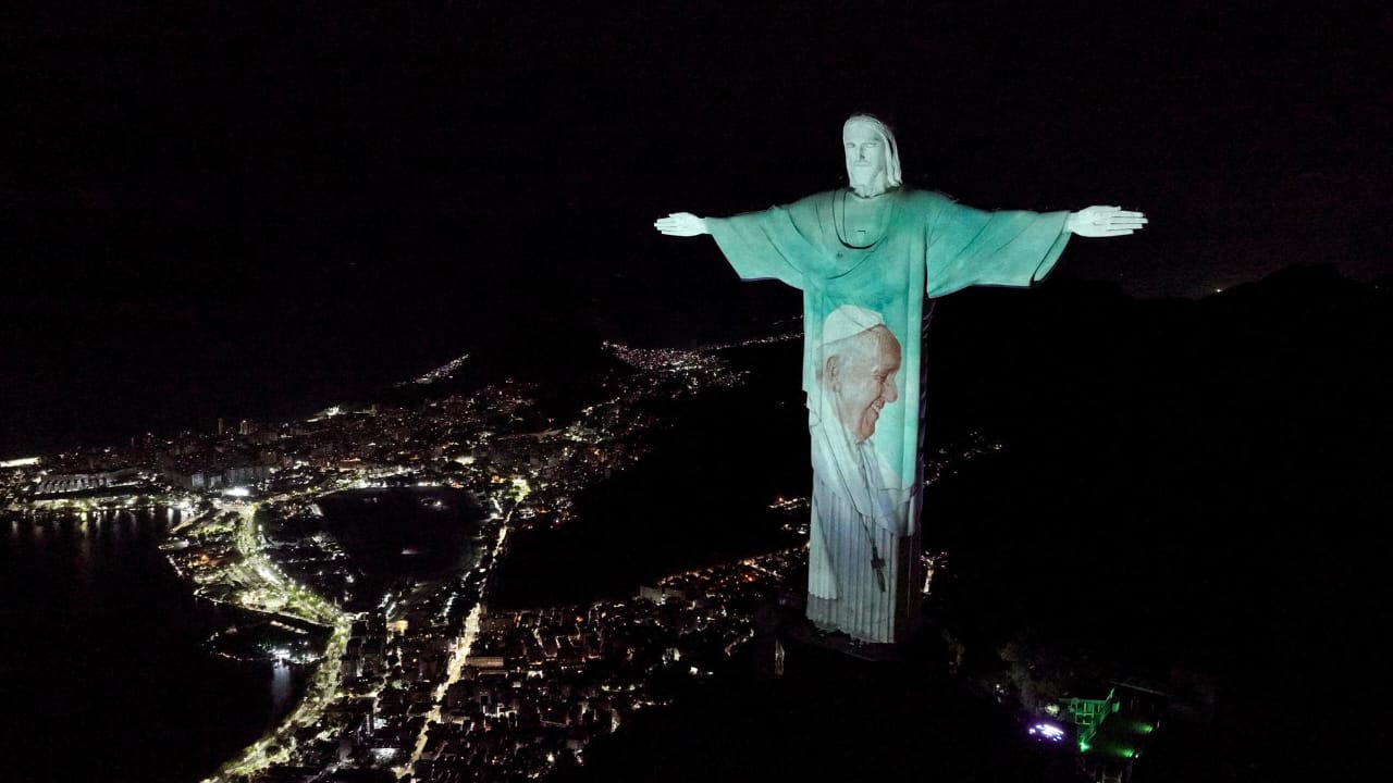 Iluminan el Cristo Redentor de Río de Janeiro con el rostro del papa Francisco