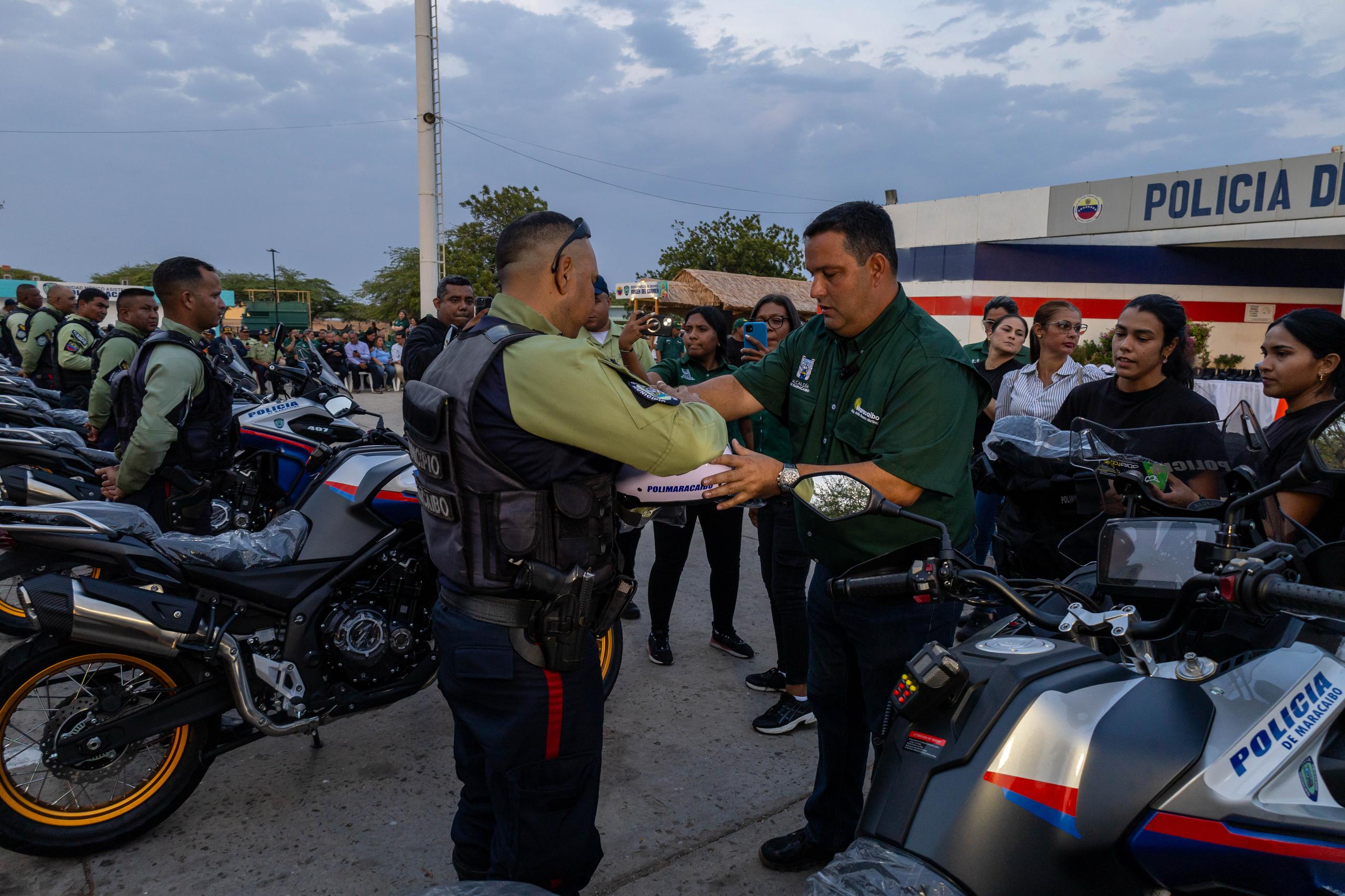 Alcaldía dota a Polimaracaibo con motos, uniformes y equipamiento operacional