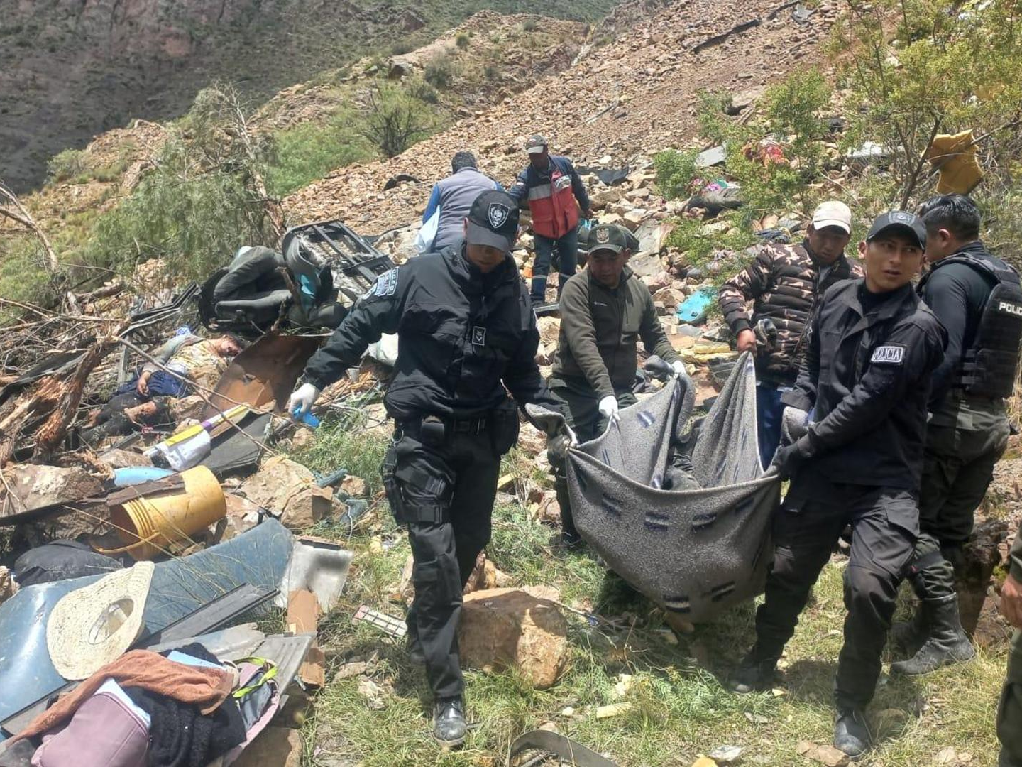 Policía de Bolivia rectifica que fueron 28 fallecidos y 20 heridos al caer autobús en un barranco