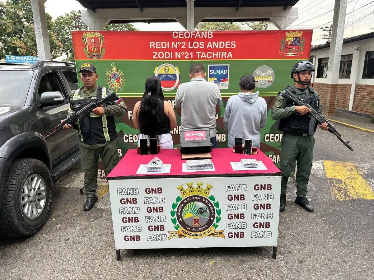 Autoridades venezolanas detienen a tres personas con 9 kilos de cocaína en la frontera Colombia