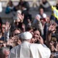 “Está en el sillón y sigue el tratamiento”: Vaticano sobre papa Francisco