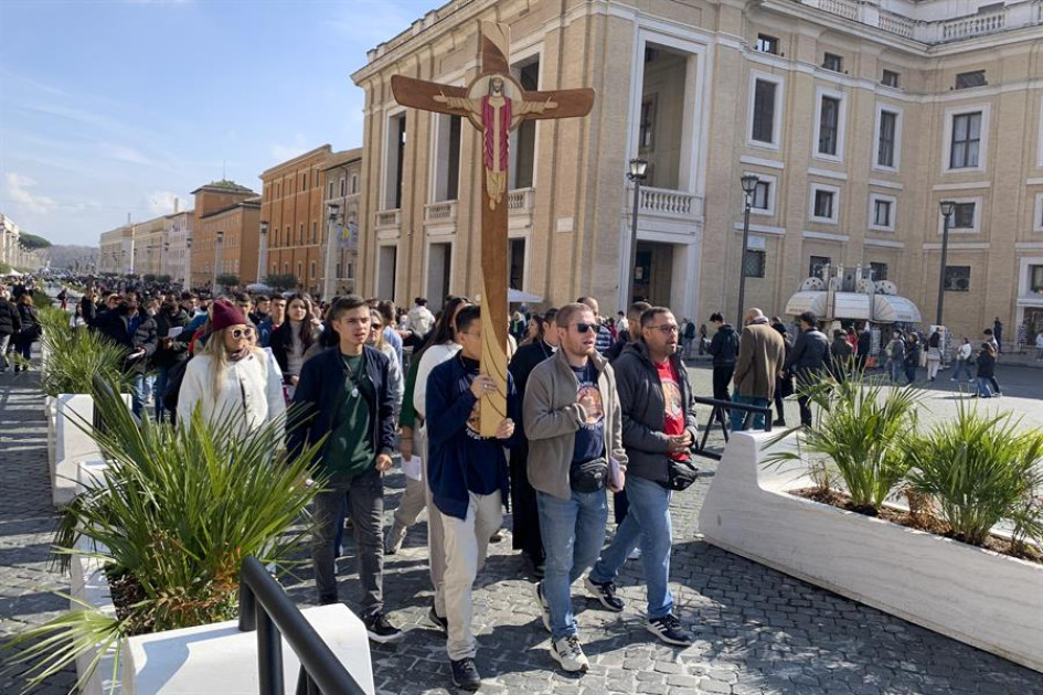 Fieles continúan peregrinando a Roma por el Jubileo mientras rezan por la salud del papa Francisco