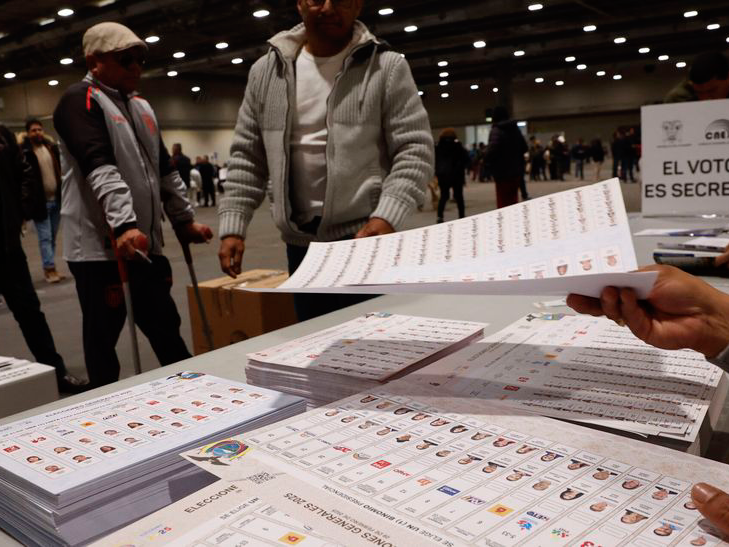 Más del 55 % de ecuatorianos votaron en las primeras ocho horas de elecciones