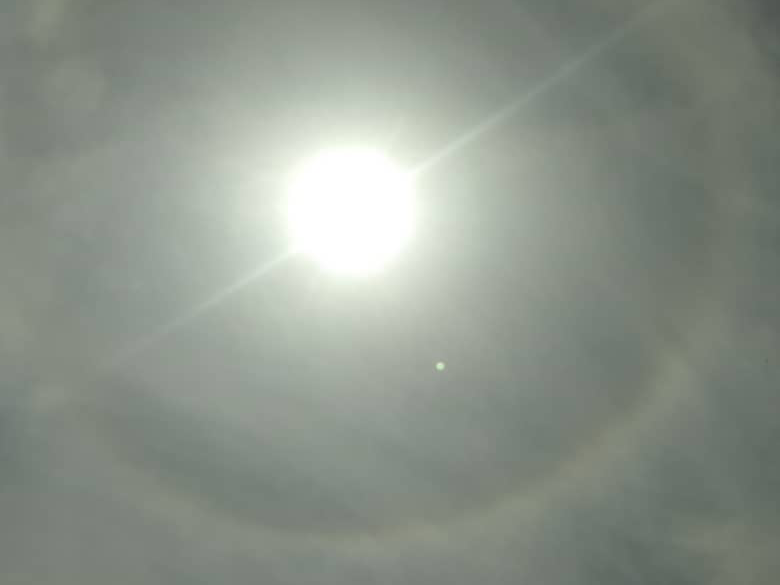 Un halo solar adorna esta tarde el cielo marabino