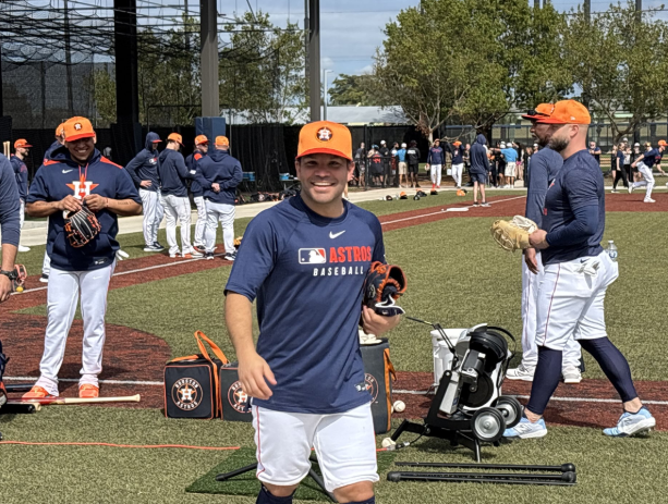 Altuve ya practica en el jardín izquierdo de los Astros