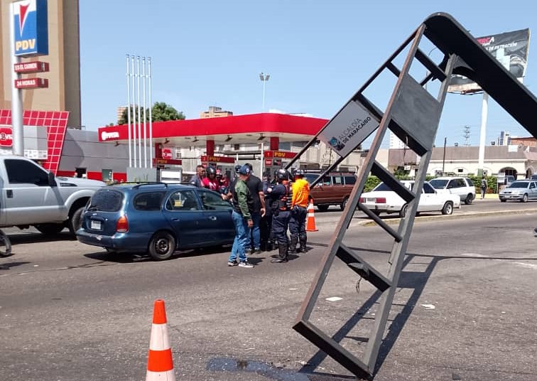 Se cayó un semáforo sobre un carro y casi mata a sus ocupantes en la Av. Delicias en Maracaibo (+Fotos)