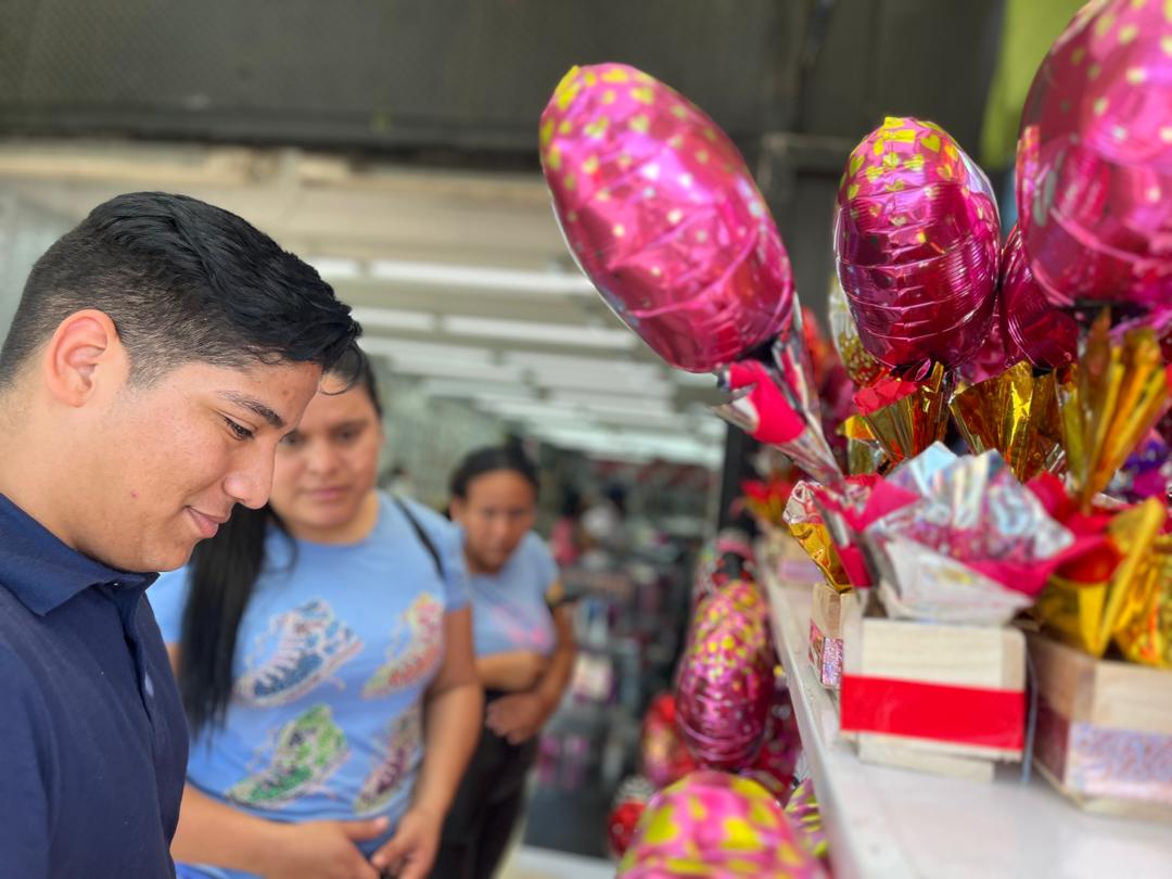 Con la ilusión de COMÉRSELA el 14 Feb, zulianos buscan el detalle perfecto