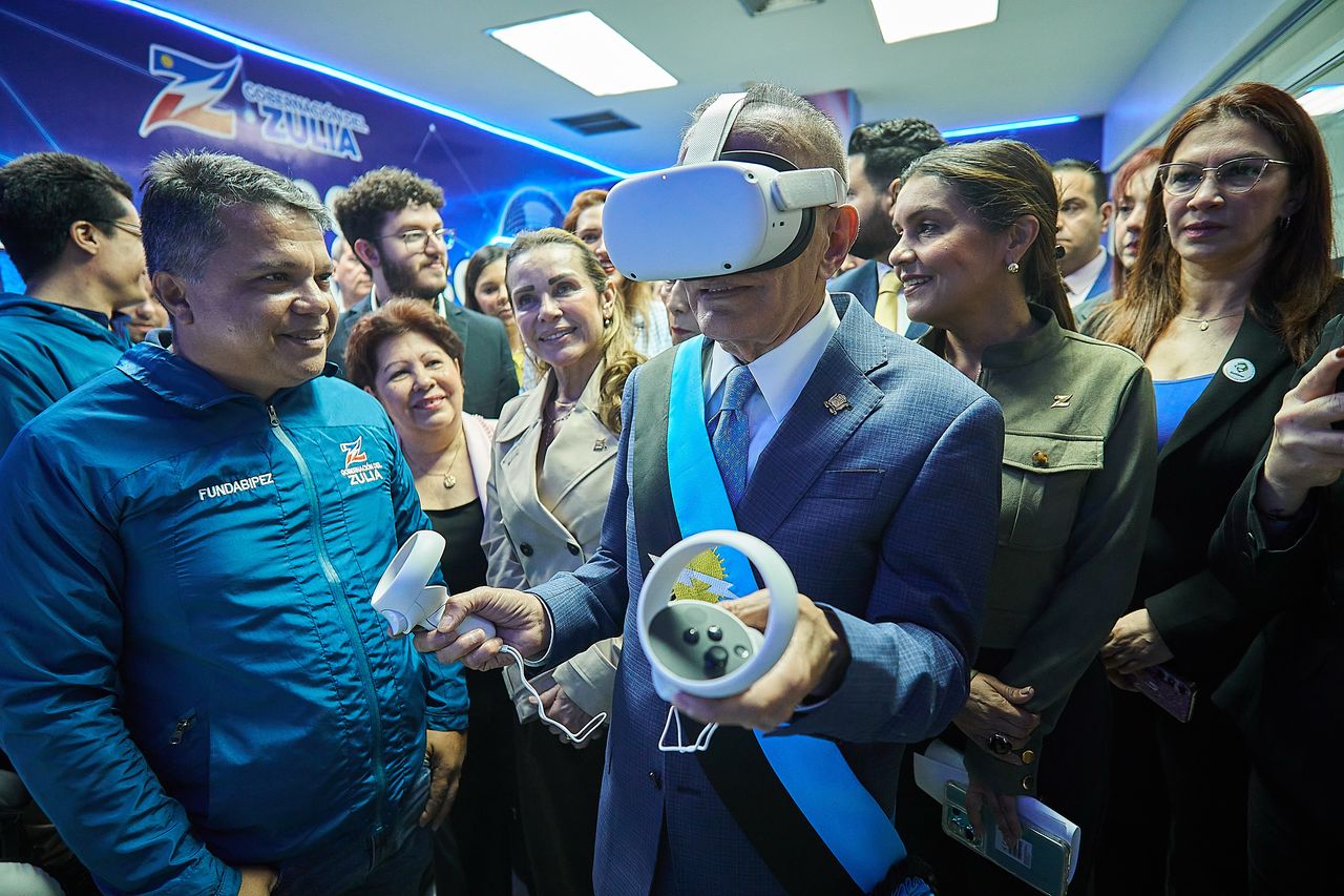 Inauguración de la Zona Tecnoverso en la Biblioteca María Calcaño por el gobernador Manuel Rosales Guerrero