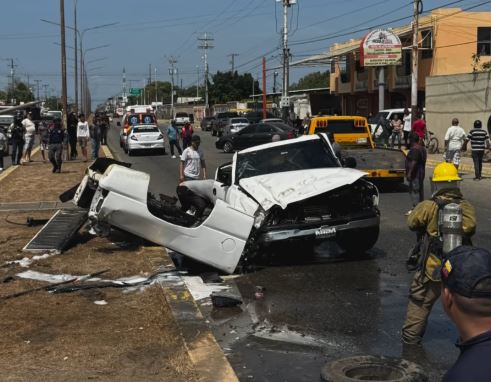 Dos heridos tras volcarse una camioneta en Cabimas